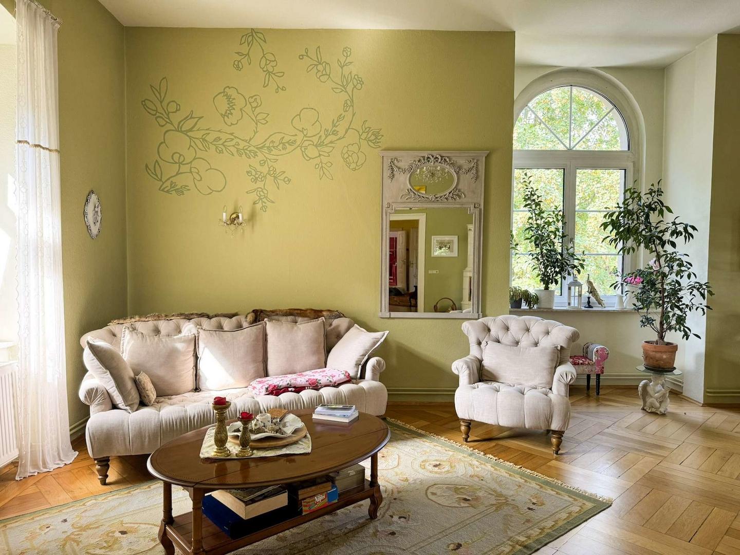 Wohnbereich mit Sofa und Rundbogenfenster