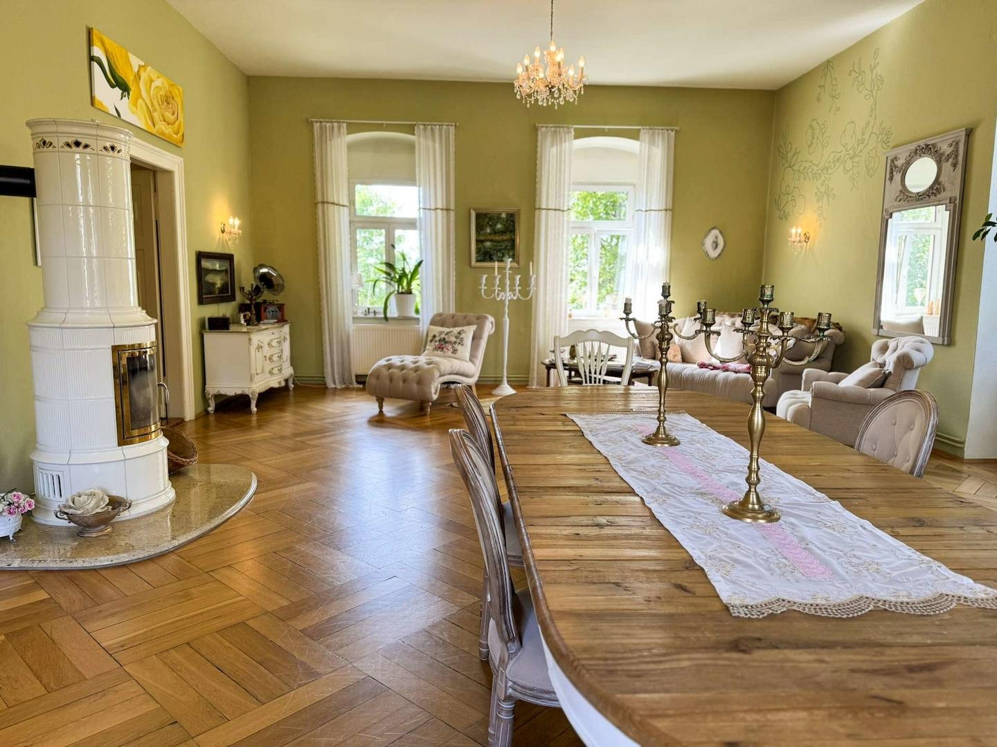 Wohnbereich mit Blick zum Esszimmer