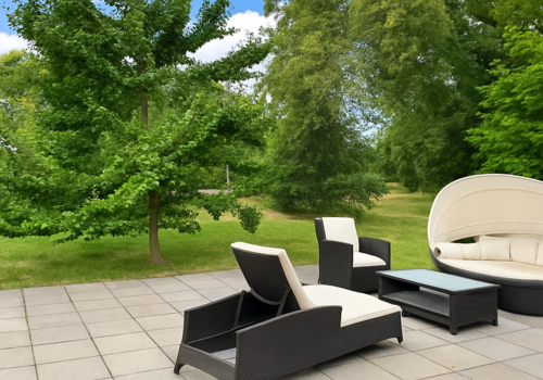 Terrasse mit Sitzgelegenheiten im Grünen