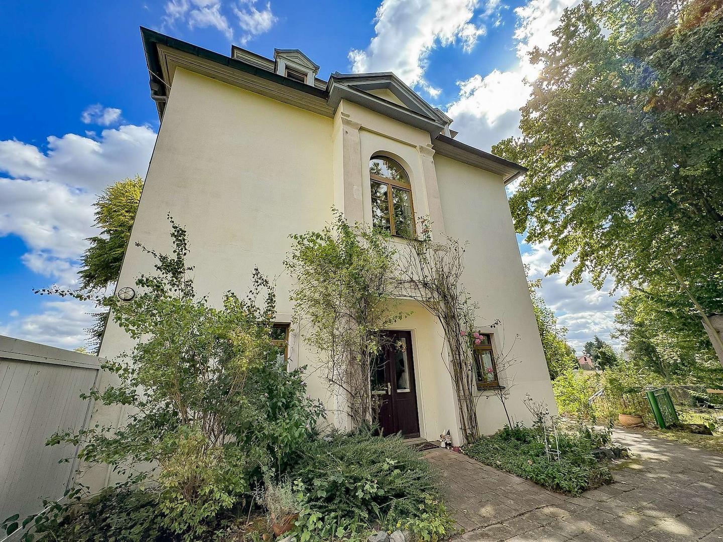 Seitenansicht des historischen Herrenhauses