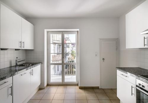 Küche mit Balkon