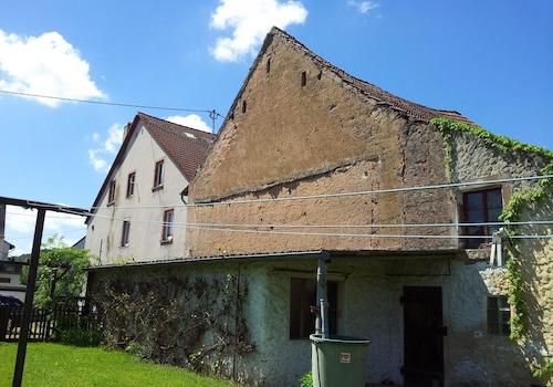 Blick vom Garten mit Scheune