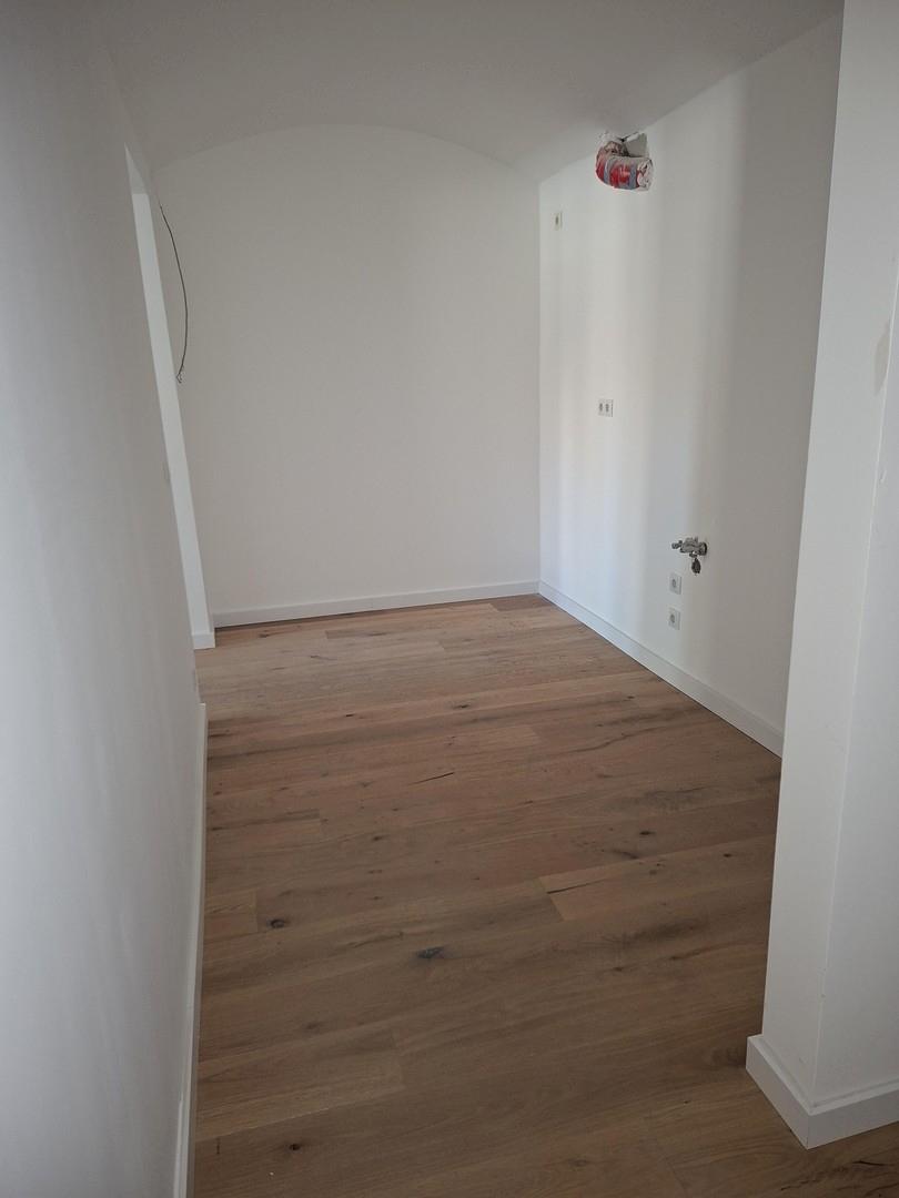 Offene Küche hinter Flur