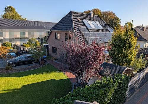 Blick auf Haus und Garten