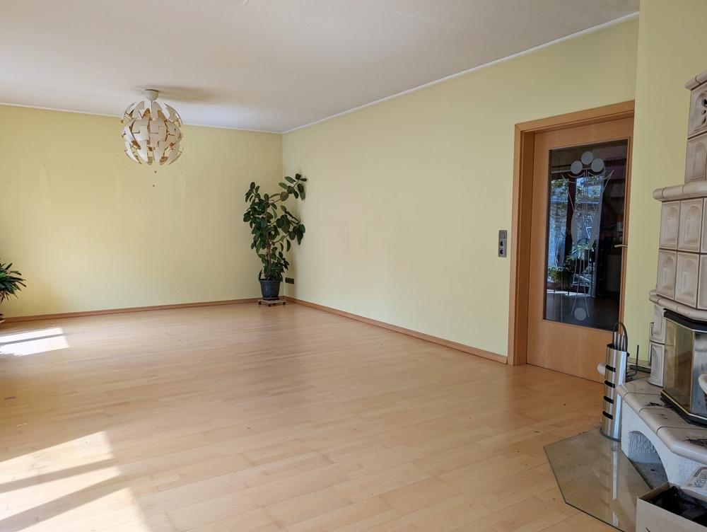 Wohnzimmer mit Kachelofen und direktem Zugang zu Sommergarten