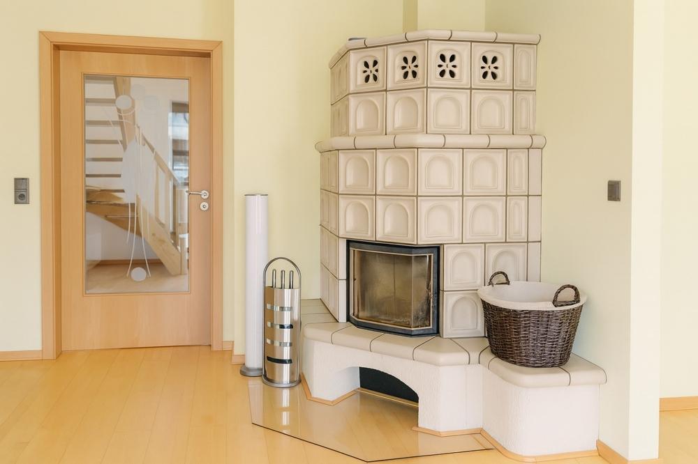 gemütlicher Kachelofen im Wohnzimmer
