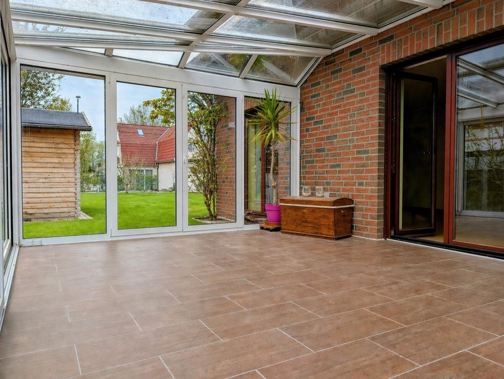 gemütlicher Sommergarten mit Beschattung