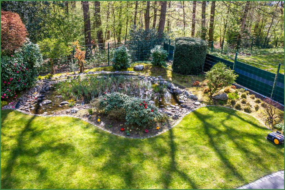 Traumhafter Garten mit Blick in den Wald