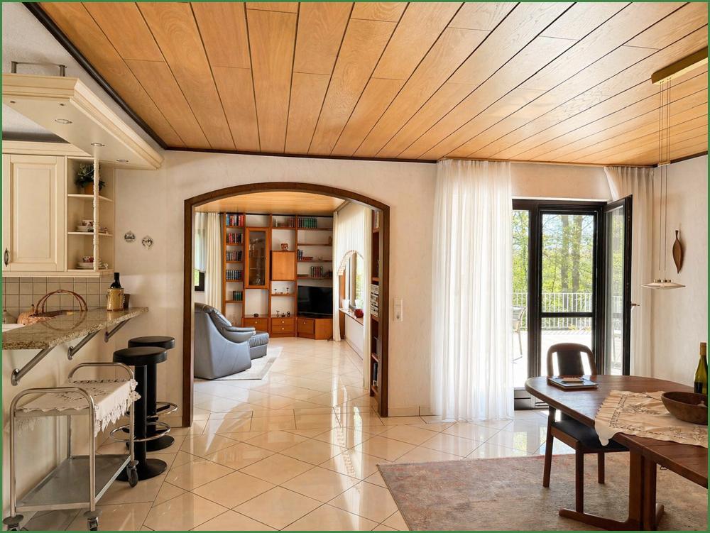 Blick vom Esszimmer ins Wohnzimmer