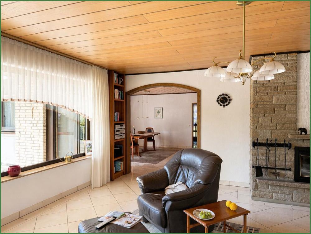 Blick vom Wohnzimmer ins Esszimmer