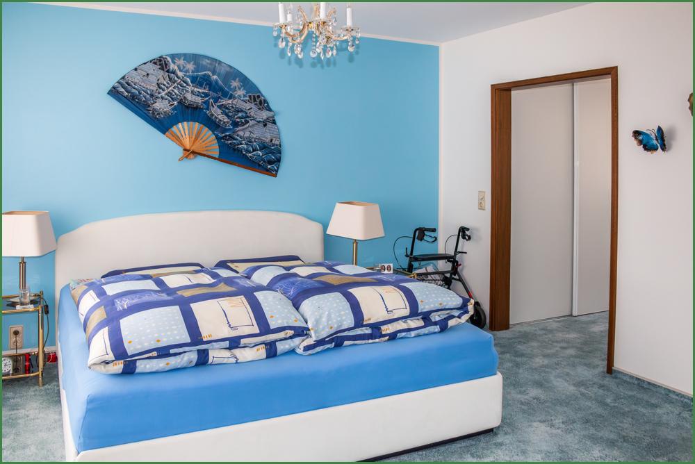 Schlafzimmer mit Blick auf die Ankleide