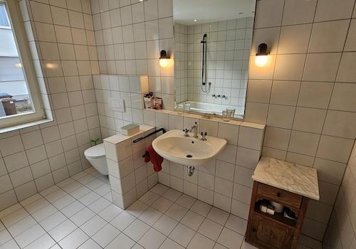 Bad mit Badewanne