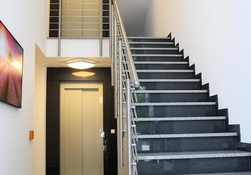 Treppenhaus mit Aufzug