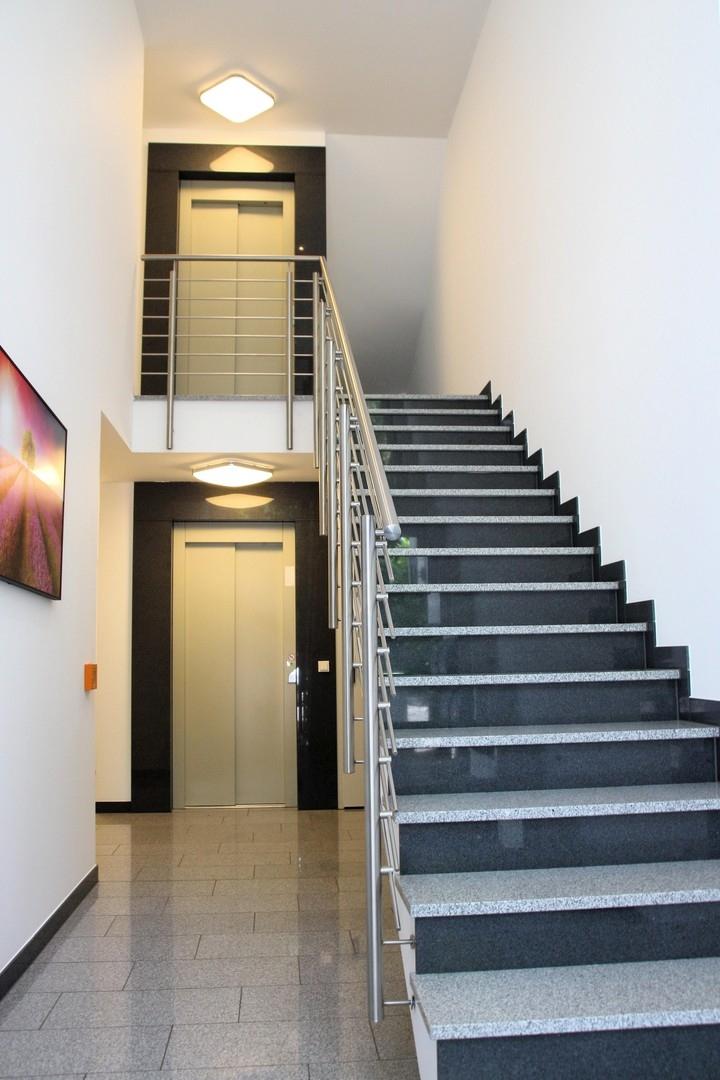 Treppenhaus mit Aufzug