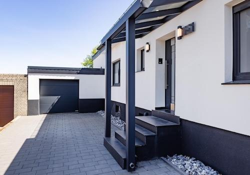 Hauseingang mit Vordach