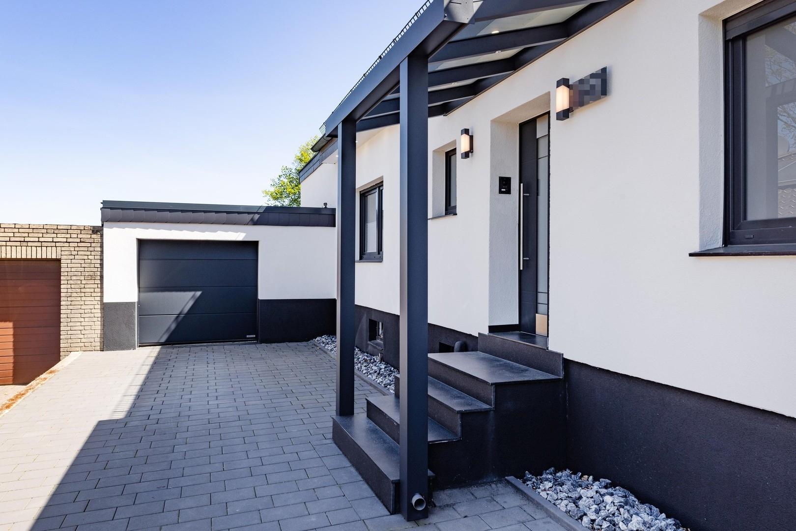 Hauseingang mit Vordach