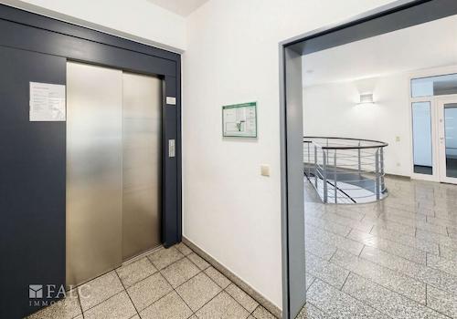 Treppenhaus mit Aufzug