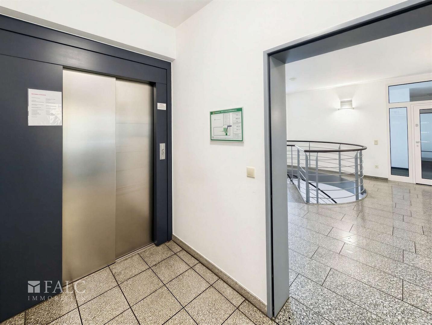 Treppenhaus mit Aufzug