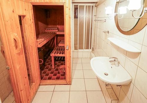 Sauna und Dusche im Keller