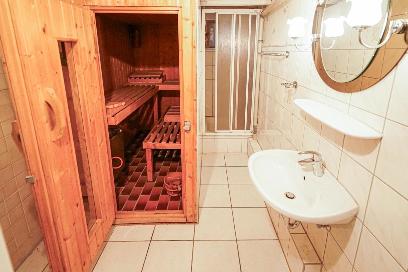 Sauna und Dusche im Keller