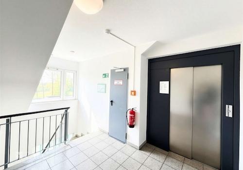 Treppenhaus mit Aufzug