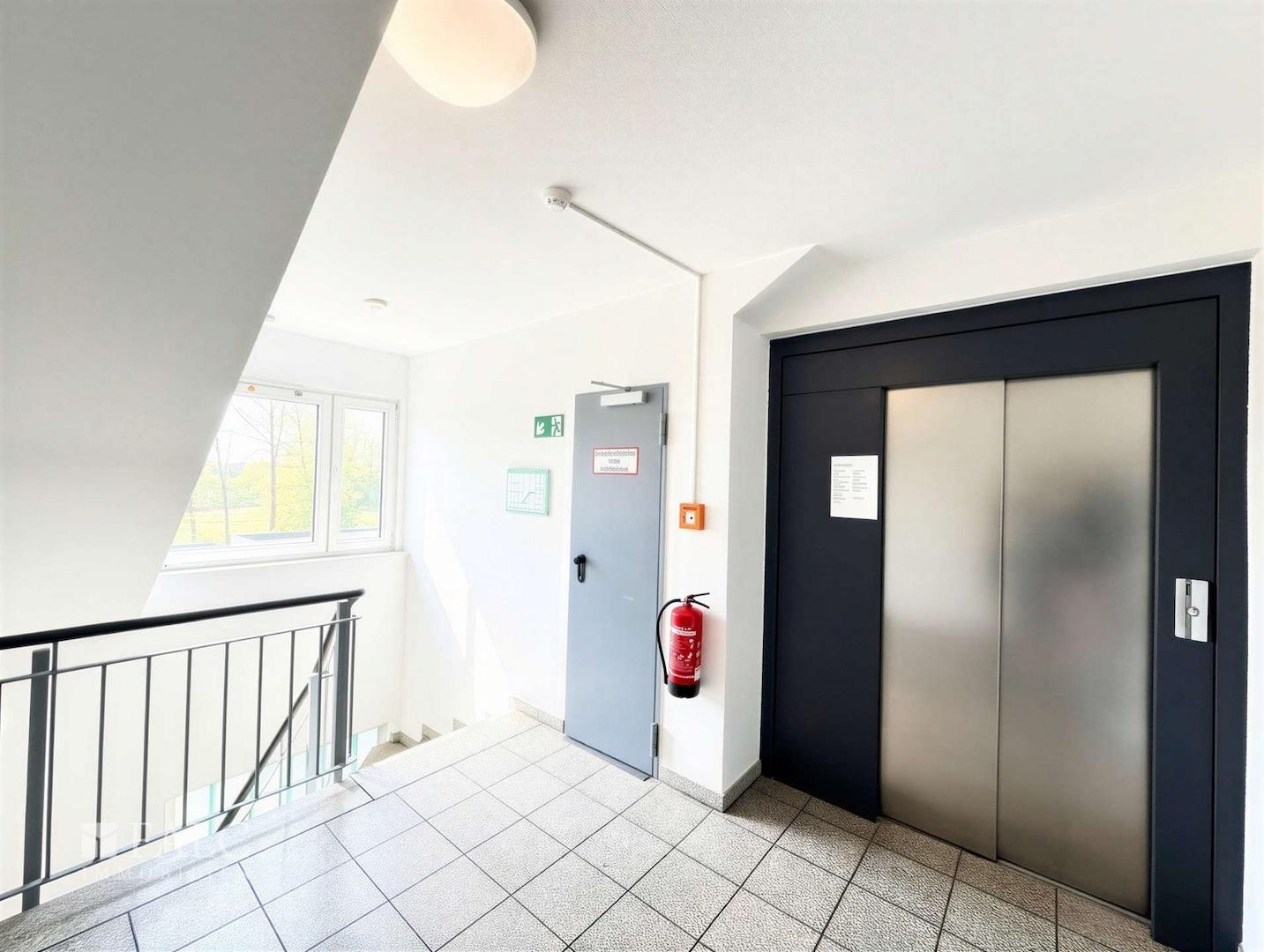 Treppenhaus mit Aufzug