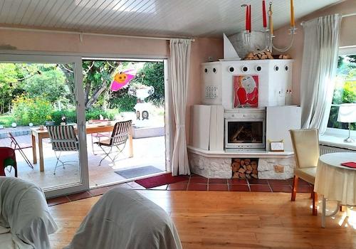 Wohnzimmer mit Kamin