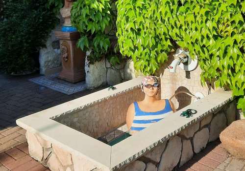 Basin mit Figur
