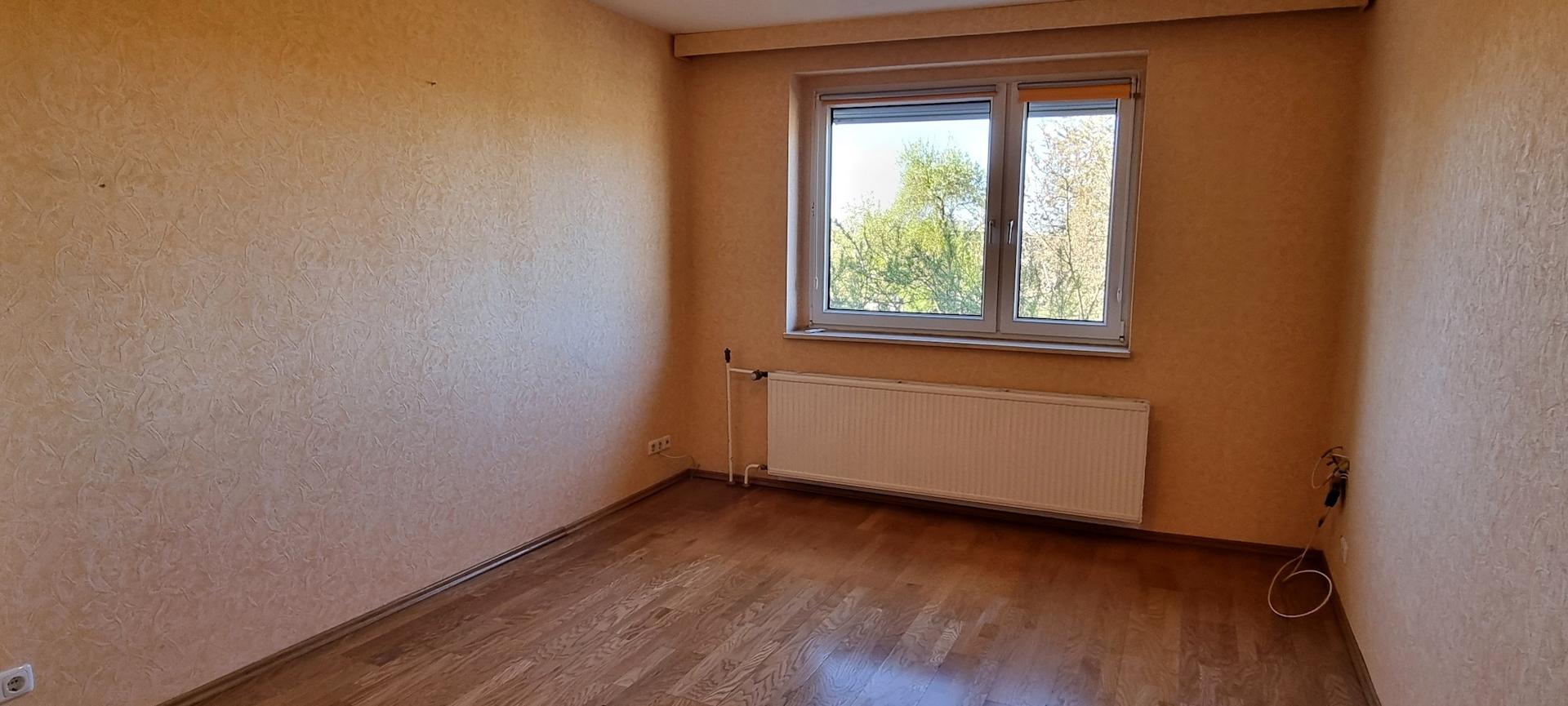 Zimmer hinten links mit Echtholzfußboden1