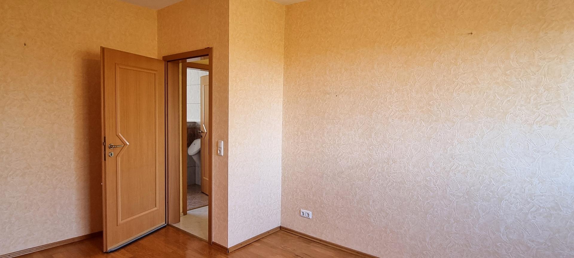 Zimmer hinten links mit Echtholzfußboden2