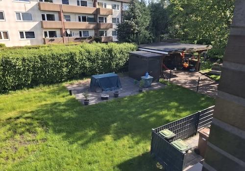 Terrasse mit Gerätehaus
