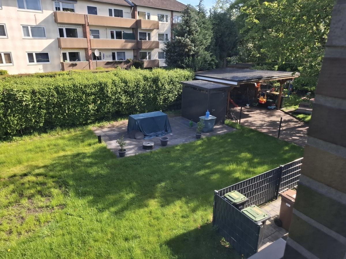 Terrasse mit Gerätehaus