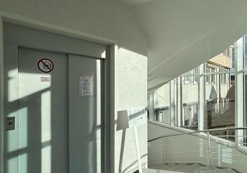 Aufzug u. Treppenhaus