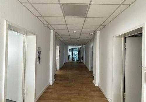 Flur mit Bürozugängen