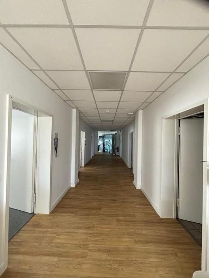 Flur mit Bürozugängen