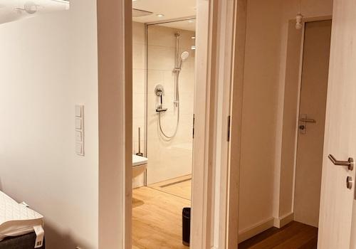 Blick Schlafzimmer ins Bad