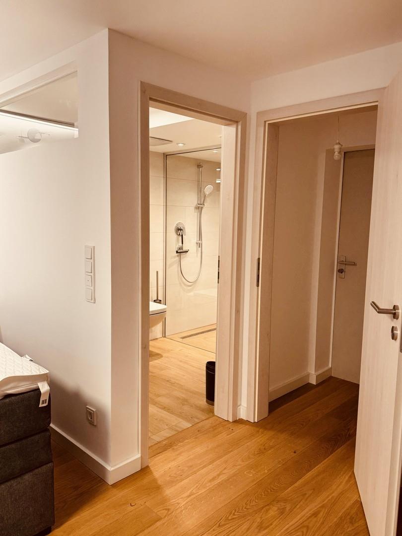 Blick Schlafzimmer ins Bad