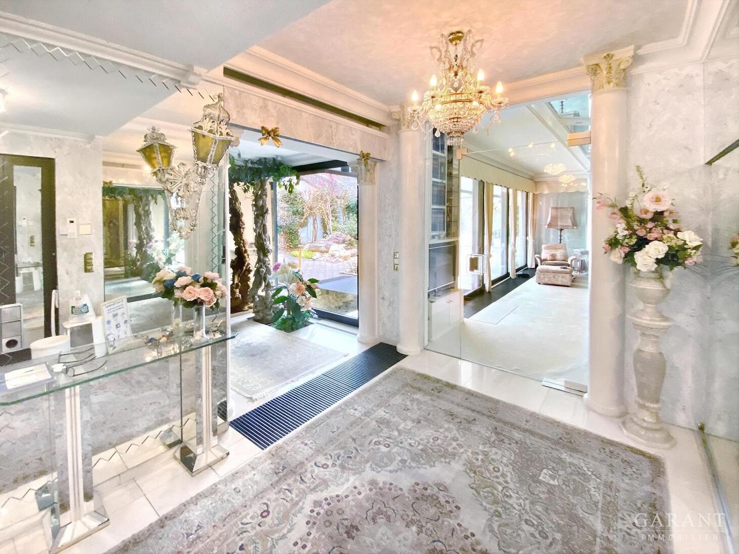 Diele mit Ausblick auf den Garten