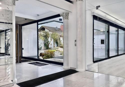 Diele mit Zugang zum Schlaf- und Wohnzimmer