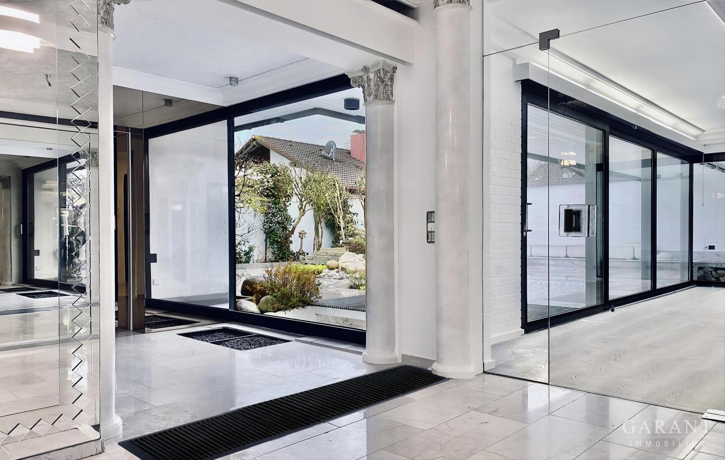 Diele mit Zugang zum Schlaf- und Wohnzimmer