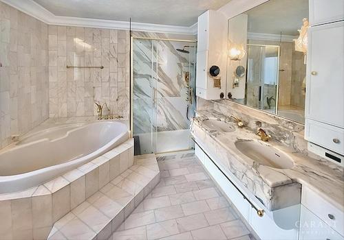 Bad mit Fenster und Dusche