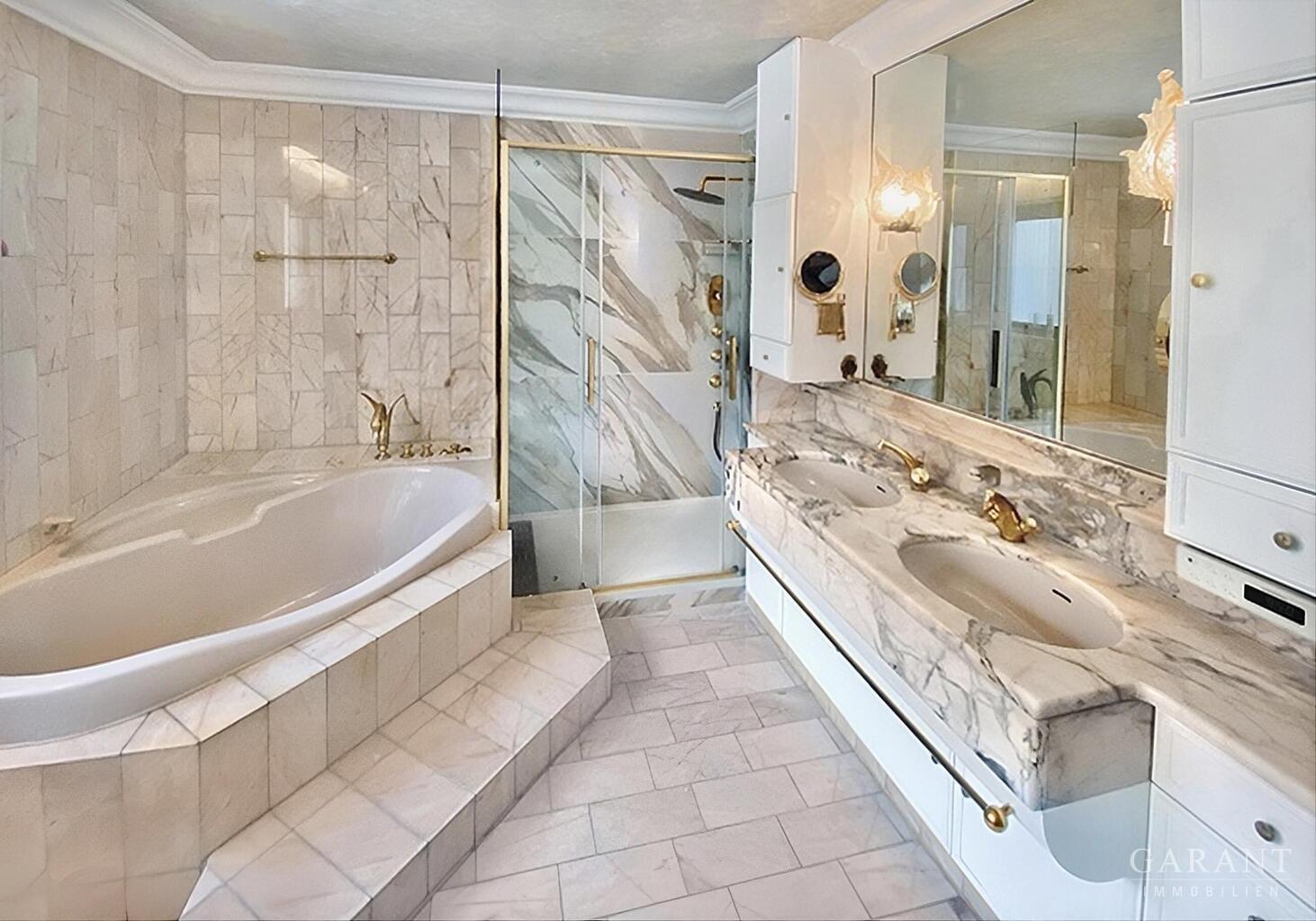 Bad mit Fenster und Dusche