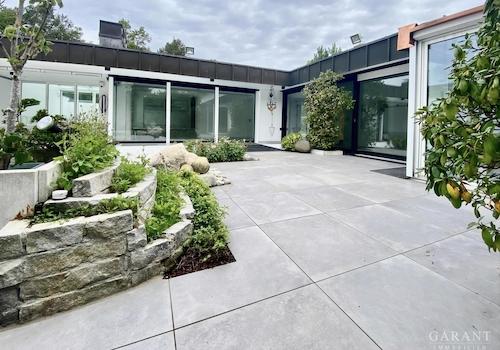 Garten mit Blick auf Wohnzimmer