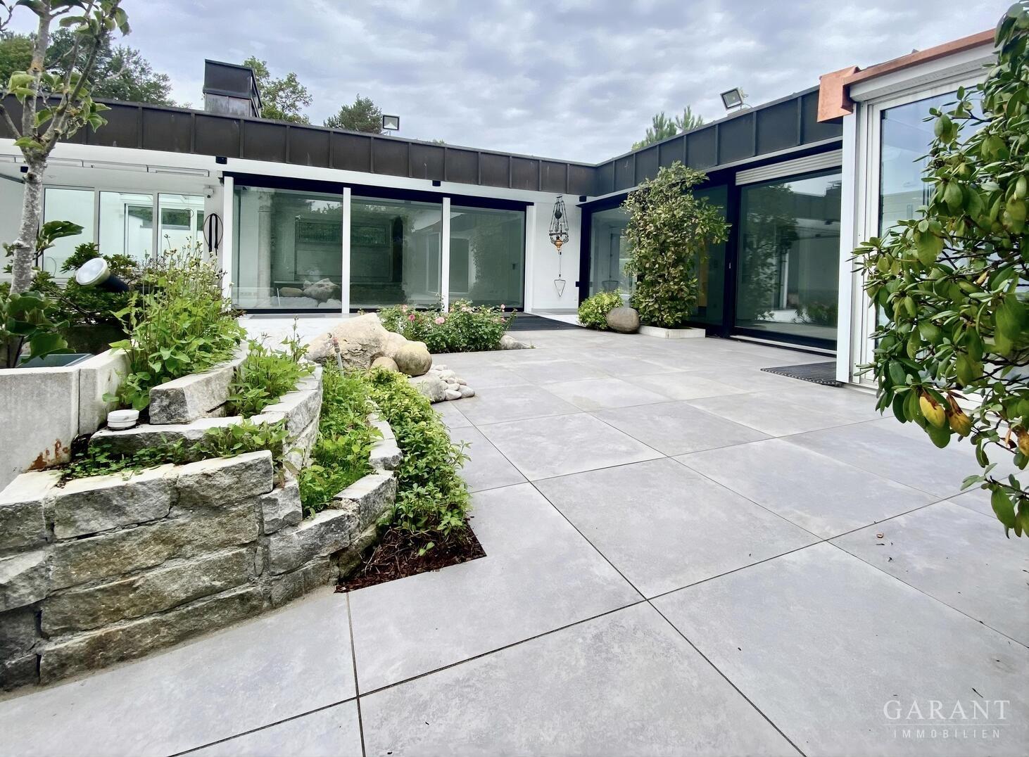 Garten mit Blick auf Wohnzimmer