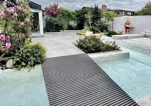 Brücke über Wasserbecken