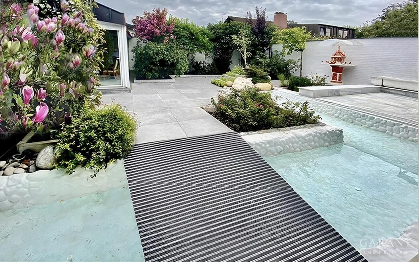 Brücke über Wasserbecken