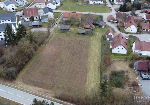 Gesamtfläche mit rückzubauenden landwirt. Gebäuden