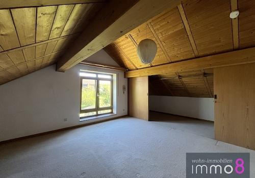 Schlafen im Dachgeschoss mit Einbauschrank 