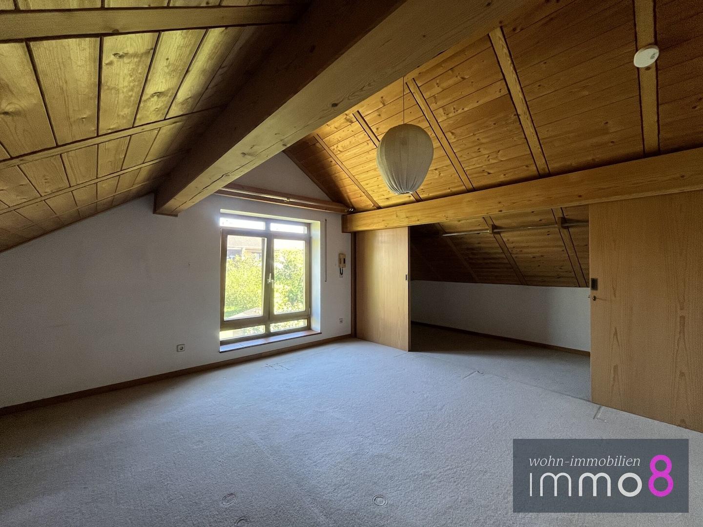 Schlafen im Dachgeschoss mit Einbauschrank 