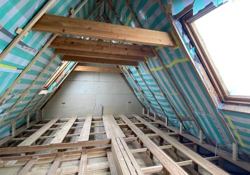 Dachgeschoss mit großen Fenstern